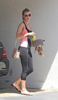 Rosie Huntington-Whiteley feet photo thumbnail