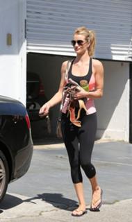 Rosie Huntington-Whiteley feet photo thumbnail