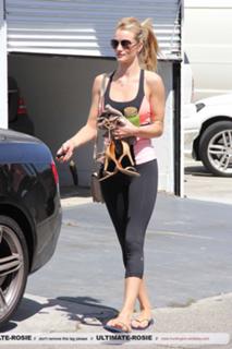 Rosie Huntington-Whiteley feet photo thumbnail