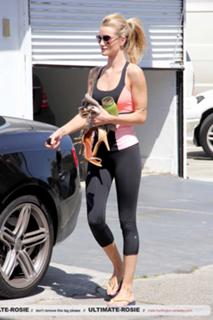 Rosie Huntington-Whiteley feet photo thumbnail