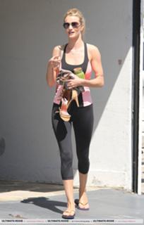 Rosie Huntington-Whiteley feet photo thumbnail