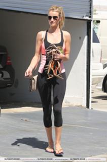 Rosie Huntington-Whiteley feet photo thumbnail