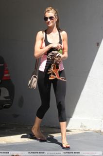 Rosie Huntington-Whiteley feet photo thumbnail