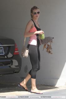 Rosie Huntington-Whiteley feet photo thumbnail