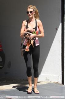 Rosie Huntington-Whiteley feet photo thumbnail