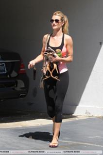 Rosie Huntington-Whiteley feet photo thumbnail