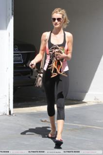 Rosie Huntington-Whiteley feet photo thumbnail