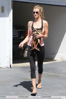 Rosie Huntington-Whiteley feet photo thumbnail