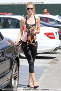 Rosie Huntington-Whiteley feet photo thumbnail