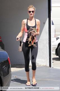Rosie Huntington-Whiteley feet photo thumbnail