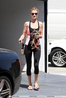 Rosie Huntington-Whiteley feet photo thumbnail