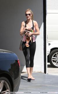 Rosie Huntington-Whiteley feet photo thumbnail