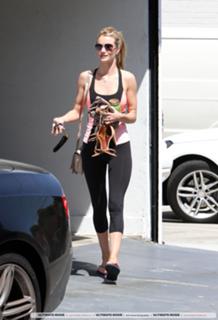 Rosie Huntington-Whiteley feet photo thumbnail