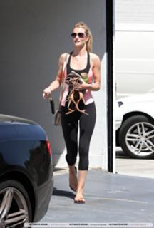 Rosie Huntington-Whiteley feet photo thumbnail
