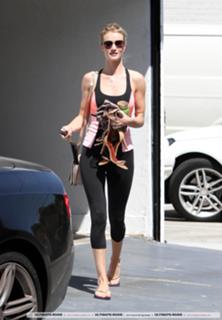 Rosie Huntington-Whiteley feet photo thumbnail