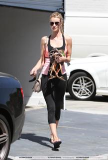 Rosie Huntington-Whiteley feet photo thumbnail