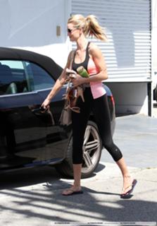 Rosie Huntington-Whiteley feet photo thumbnail
