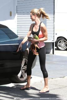 Rosie Huntington-Whiteley feet photo thumbnail