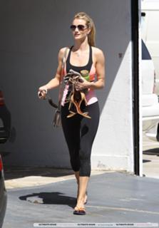 Rosie Huntington-Whiteley feet photo thumbnail