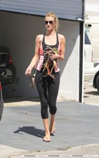 Rosie Huntington-Whiteley feet photo thumbnail