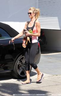 Rosie Huntington-Whiteley feet photo thumbnail
