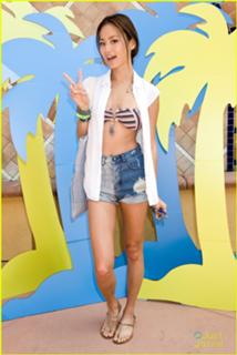 Jamie Chung feet photo thumbnail