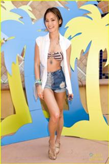 Jamie Chung feet photo thumbnail
