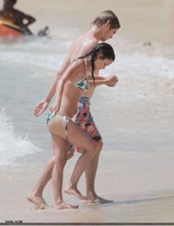 Rachel Bilson feet photo thumbnail