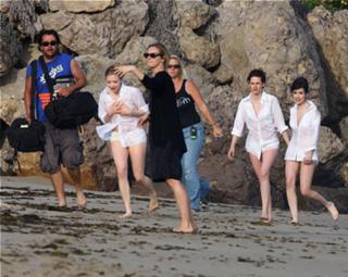 Kristen Stewart feet photo thumbnail