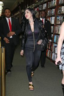 Katherine von Drachenberg feet photo thumbnail