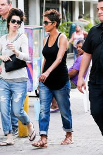 Halle Berry feet photo thumbnail