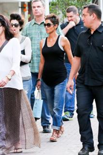 Halle Berry feet photo thumbnail