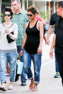 Halle Berry feet photo thumbnail