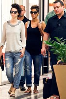 Halle Berry feet photo thumbnail