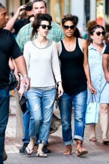 Halle Berry feet photo thumbnail