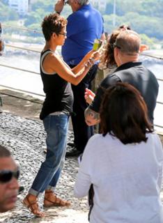 Halle Berry feet photo thumbnail
