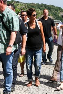 Halle Berry feet photo thumbnail