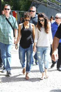 Halle Berry feet photo thumbnail