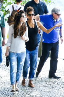 Halle Berry feet photo thumbnail