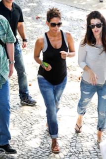 Halle Berry feet photo thumbnail
