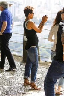 Halle Berry feet photo thumbnail