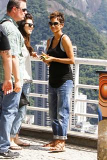 Halle Berry feet photo thumbnail