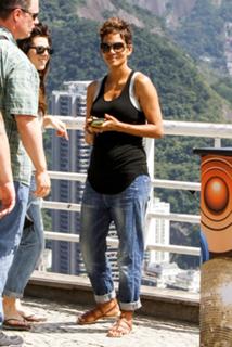 Halle Berry feet photo thumbnail