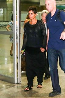 Halle Berry feet photo thumbnail