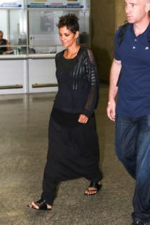 Halle Berry feet photo thumbnail