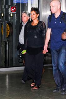 Halle Berry feet photo thumbnail