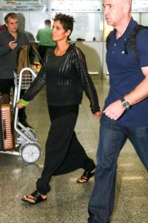 Halle Berry feet photo thumbnail