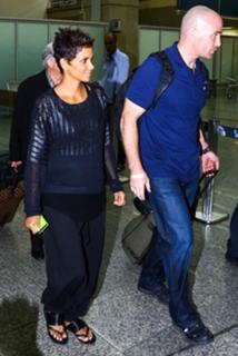 Halle Berry feet photo thumbnail