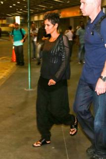 Halle Berry feet photo thumbnail