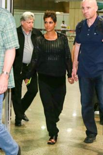 Halle Berry feet photo thumbnail